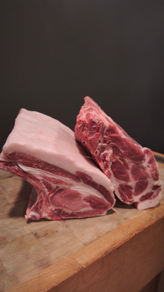 Côtes de porc épaisses sur planche de bois